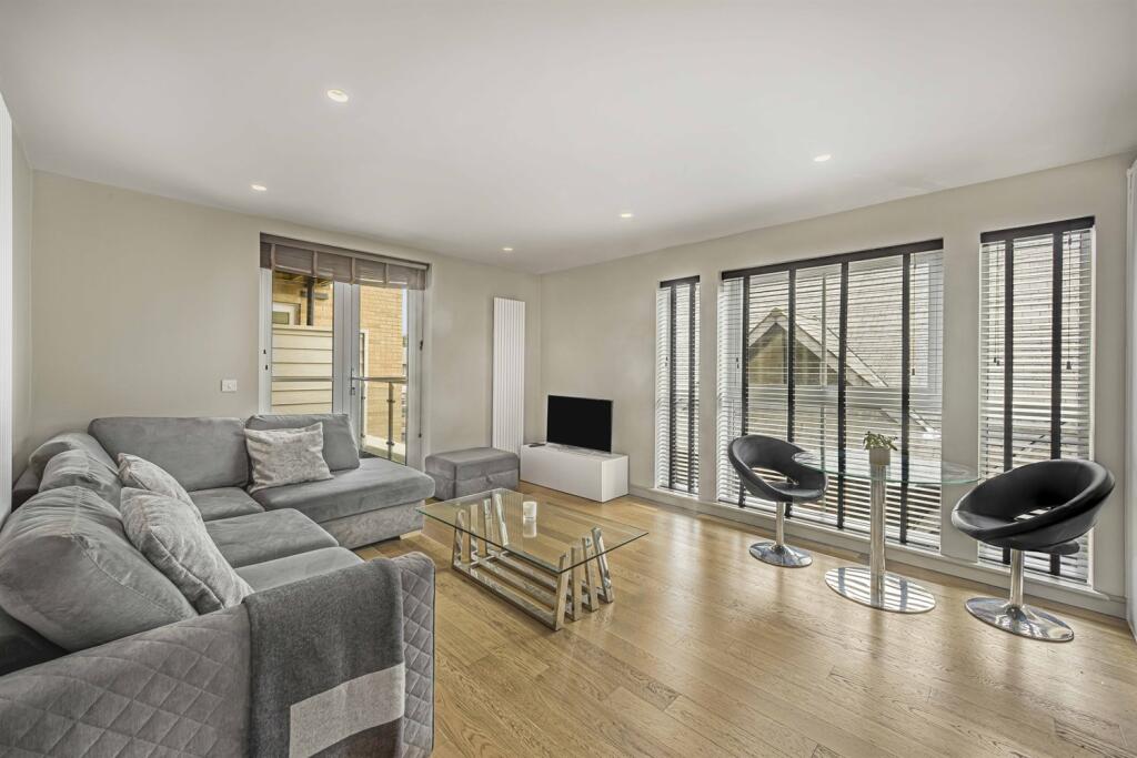 2 bedroom apartment for sale in Hale Road, Hale Barns, Altrincham, WA15